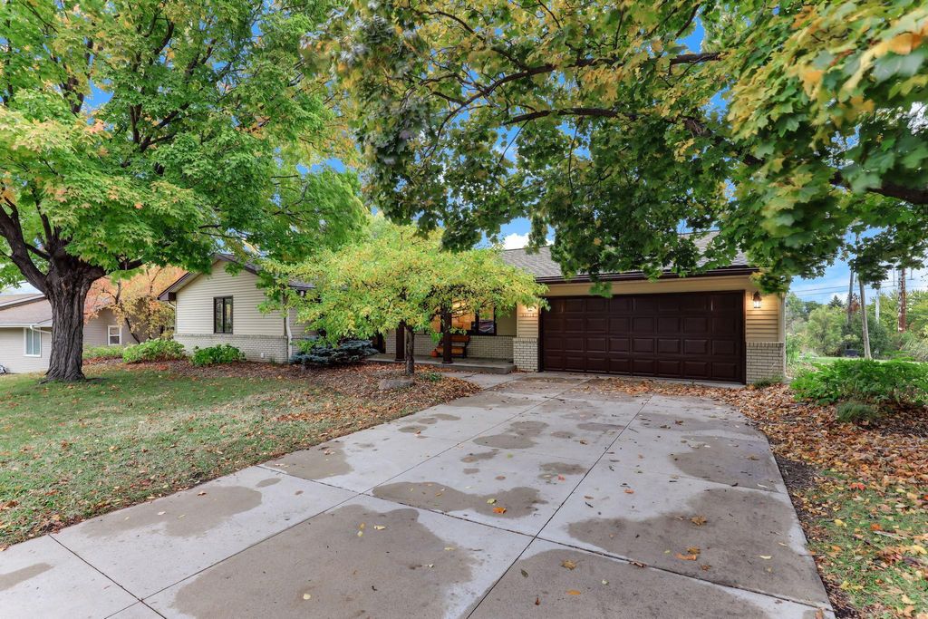 Photo of 11115 Carver Court, Burnsville, MN 55337 (MLS # 6790999)