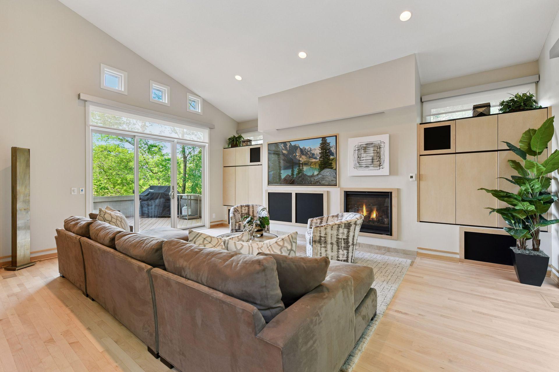 903 Kenwood Parkway
