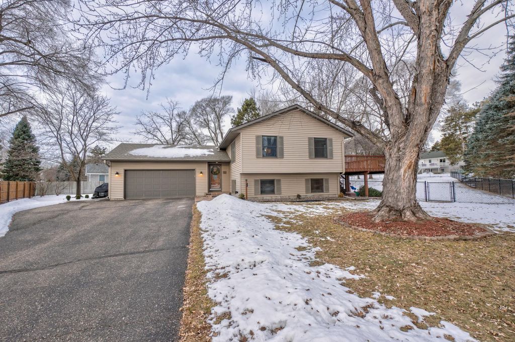Photo of 811 Fox Tree Lane N, Hudson, WI 54016 (MLS # 6825311)