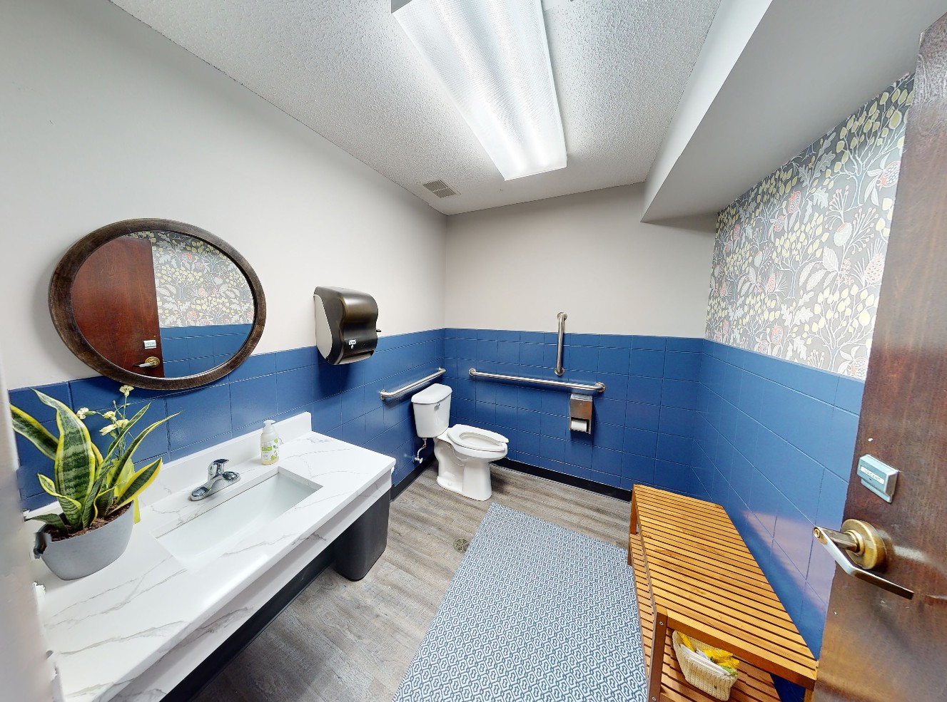 99 Snelling Avenue N