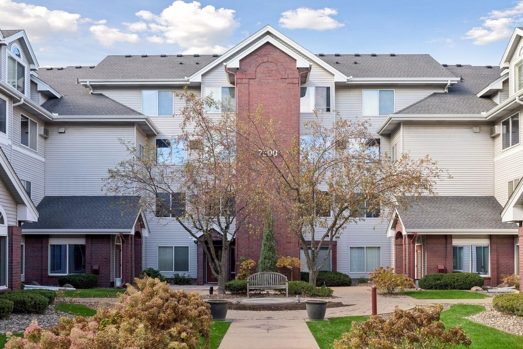Photo of 7500 Edinborough Way #3304, Edina, MN 55435 (MLS # 7163270)