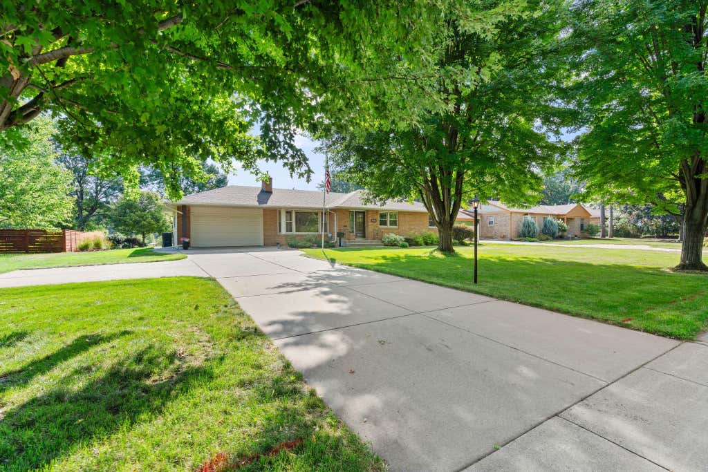 Photo of 2823 Silver Lake Road NE, Saint Anthony, MN 55418 (MLS # 7129173)
