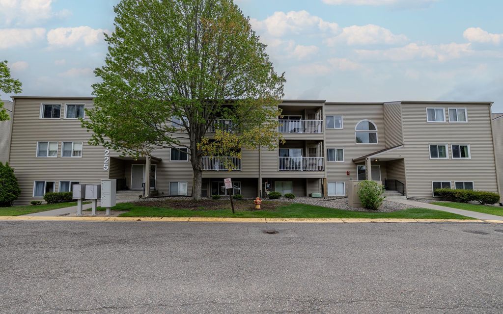 Photo of 1225 Ferndale Street N #B1, Maplewood, MN 55119 (MLS # 7080893)