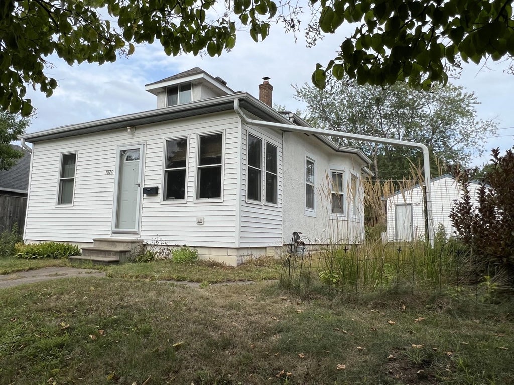 Photo of 1020 Chatsworth Street N, Saint Paul, MN 55103 (MLS # 7137770)