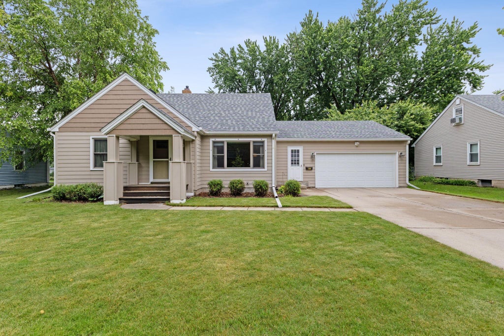 Photo of 1405 Belmont Lane W, Roseville, MN 55113 (MLS # 7096314)