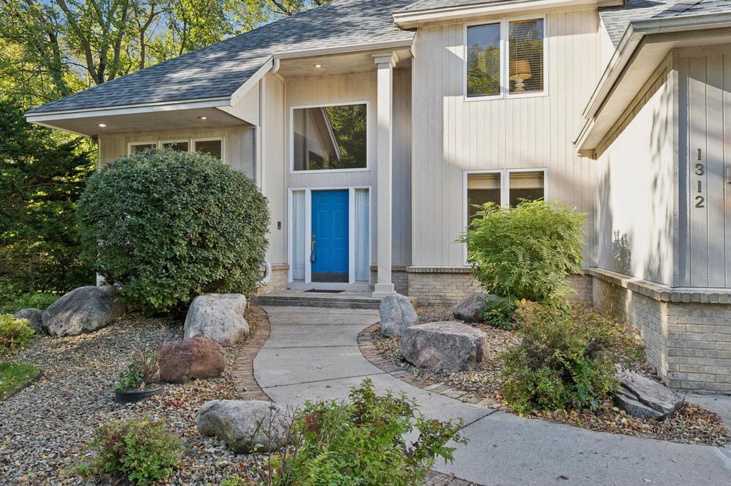 Photo of 1312 Summit Oaks Drive, Burnsville, MN 55337 (MLS # 7007312)