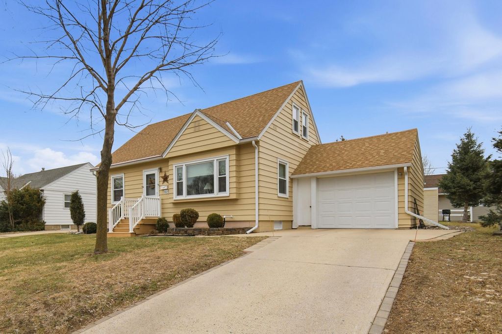 Photo of 803 18th Street SW, Austin, MN 55912 (MLS # 7042314)