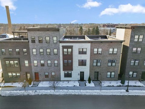 879 Woodlawn Avenue B Saint Paul MN 55116