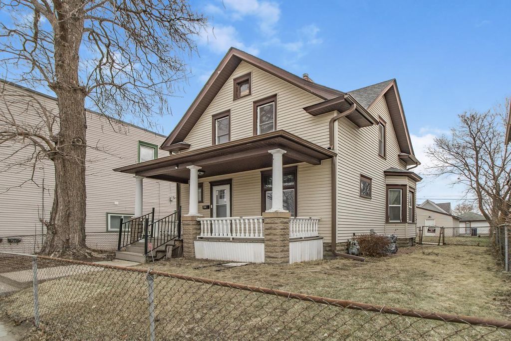 Photo of 714 Western Avenue N, Saint Paul, MN 55103 (MLS # 7039807)