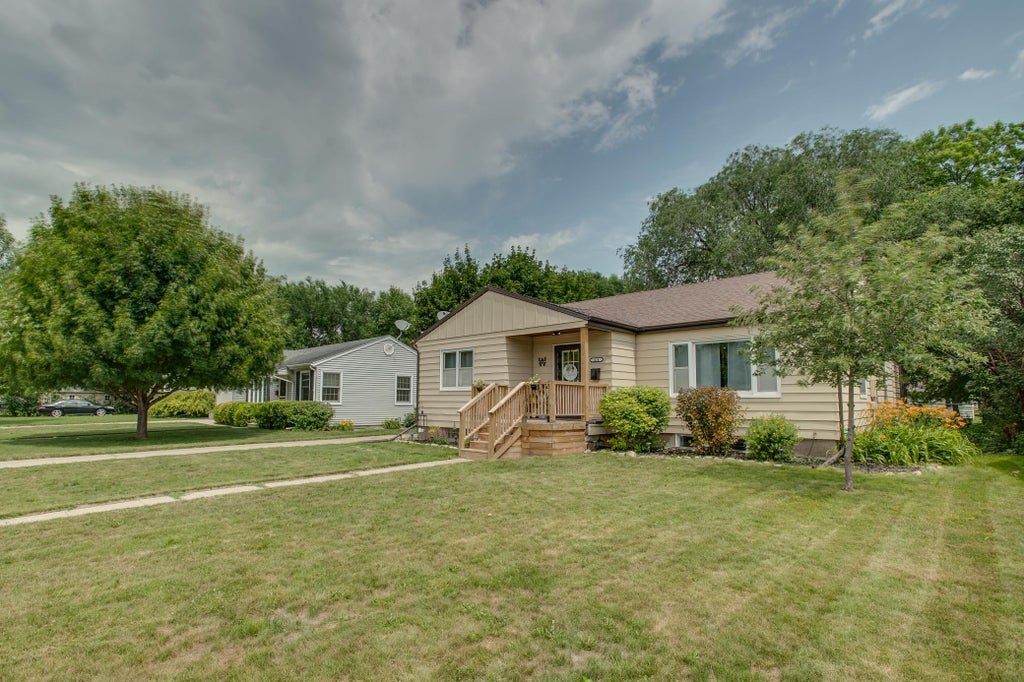 Photo of 424 15th Street S, Moorhead, MN 56560 (MLS # 7105784)