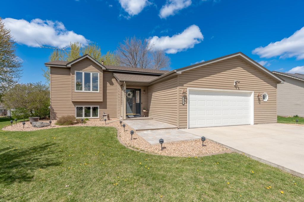 Photo of 433 Braeburn Drive, Shakopee, MN 55379 (MLS # 7060031)