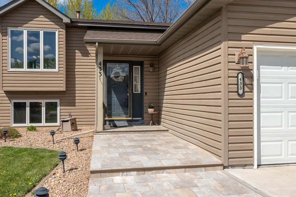 Photo of 433 Braeburn Drive, Shakopee, MN 55379 (MLS # 7060031)