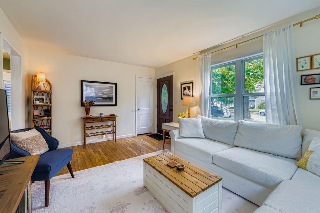 2744 Dakota Avenue S