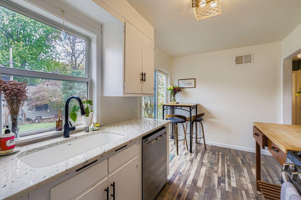 2744 Dakota Avenue S