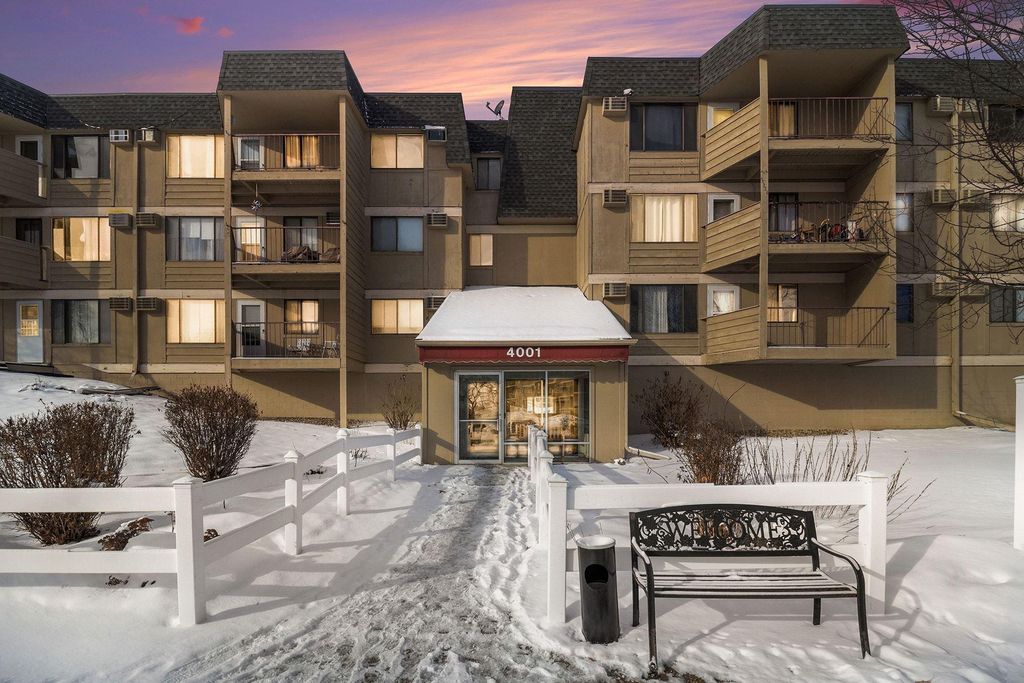 Photo of 4001 Heritage Hills Drive #304, Bloomington, MN 55437 (MLS # 7009821)