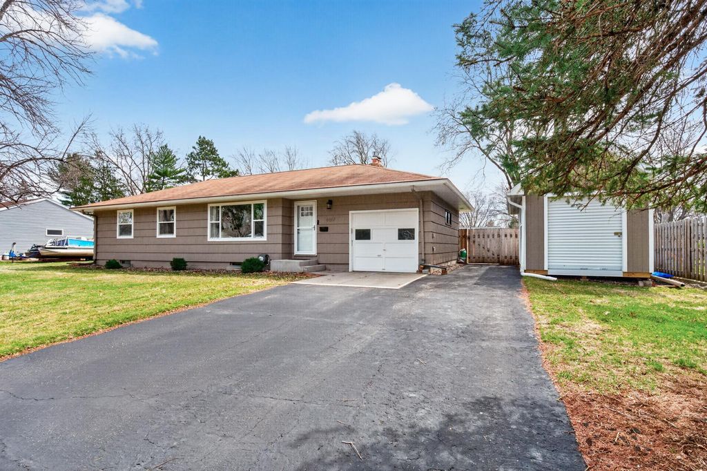 Photo of 8017 66th Avenue N, Brooklyn Park, MN 55428 (MLS # 7054328)