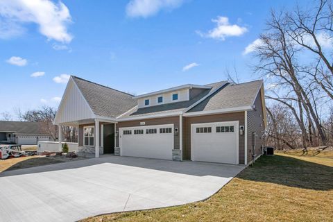 634 E 6th Street Chaska MN 55318