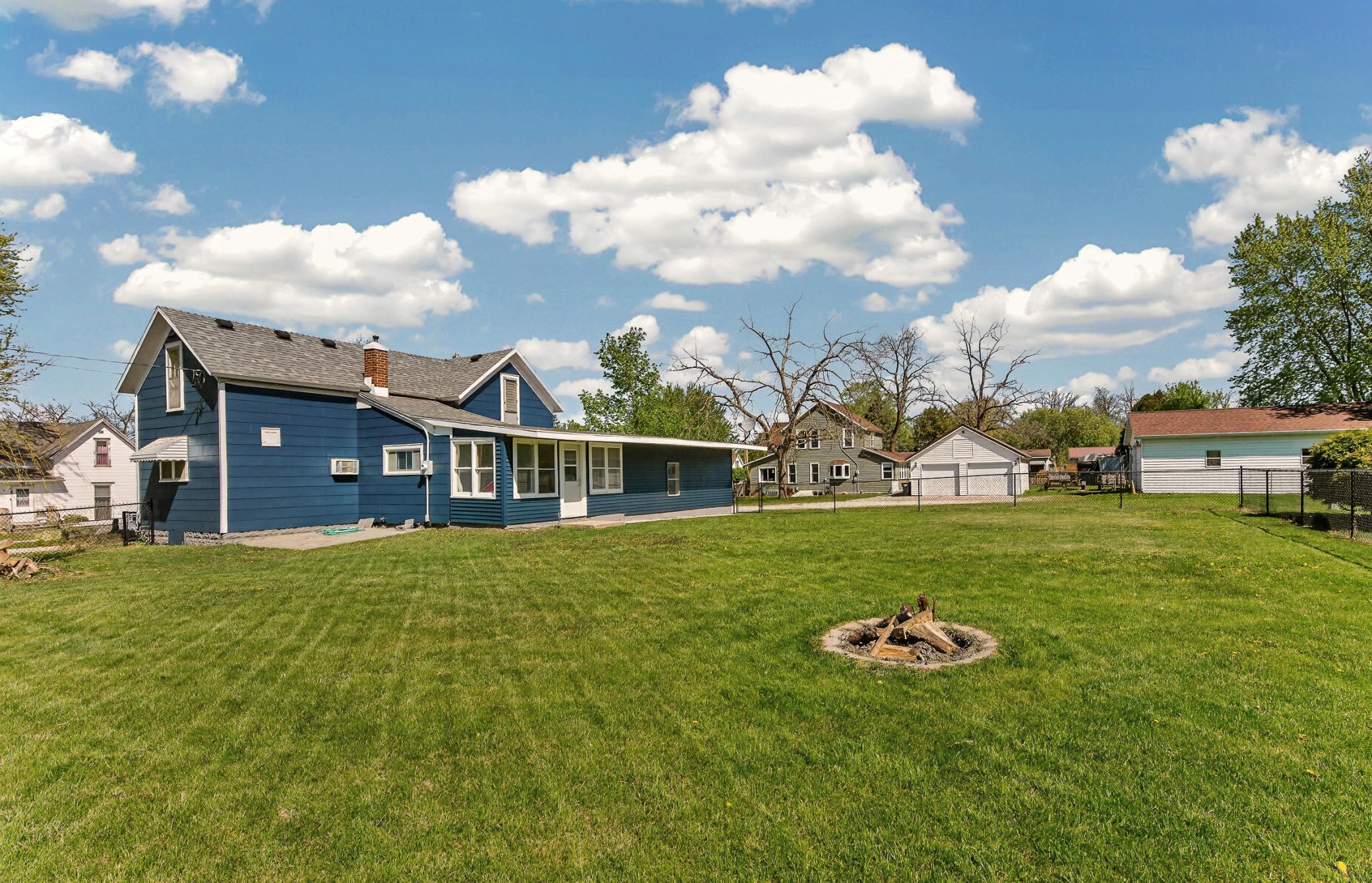 18 4th Avenue NE