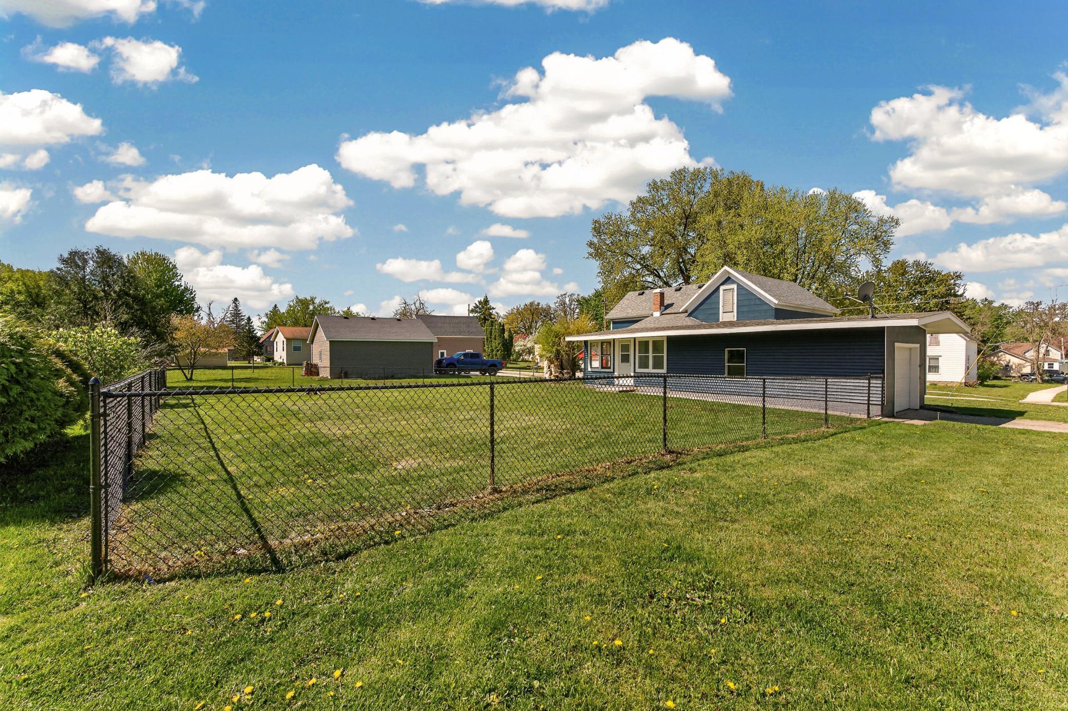 18 4th Avenue NE