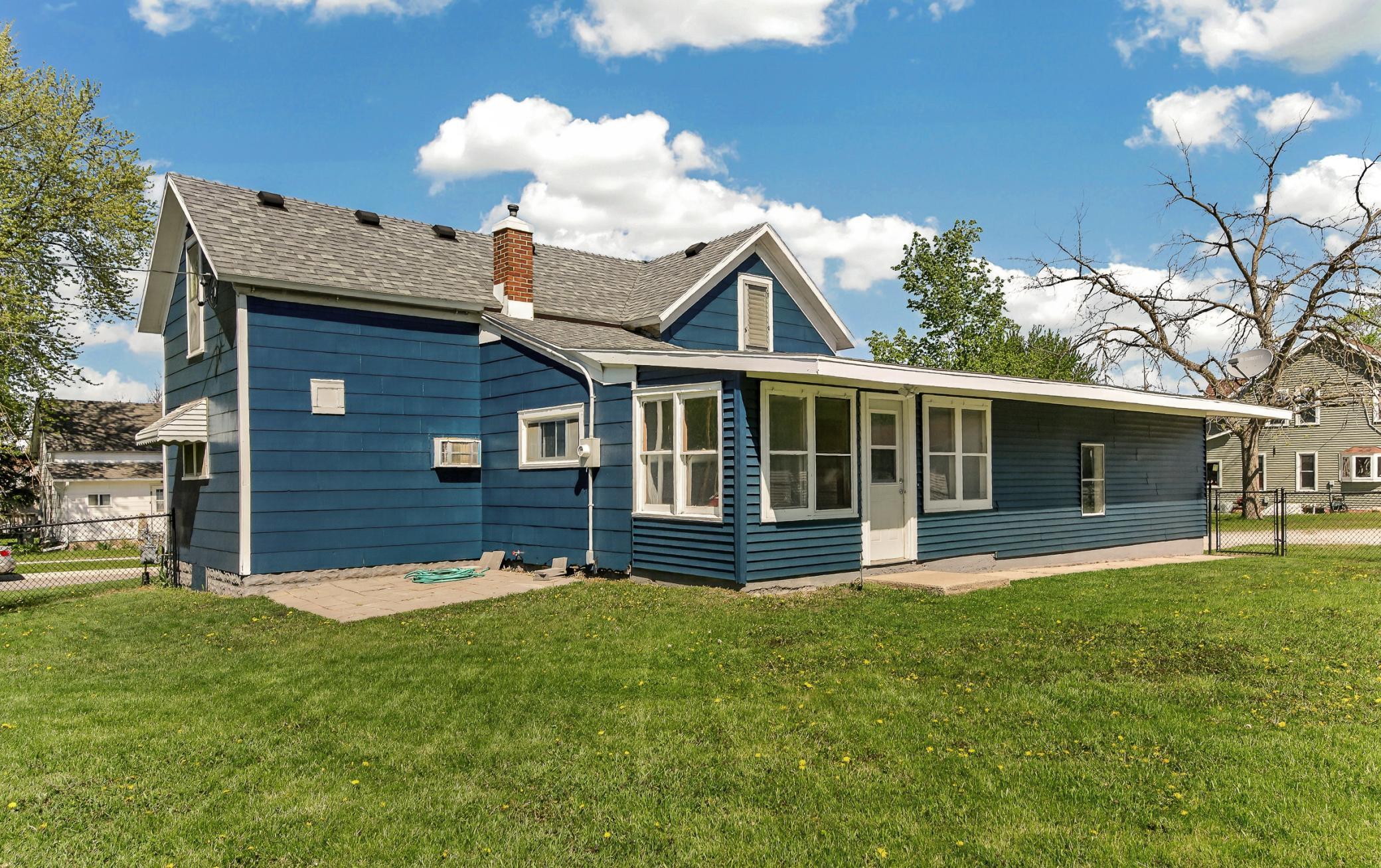 18 4th Avenue NE