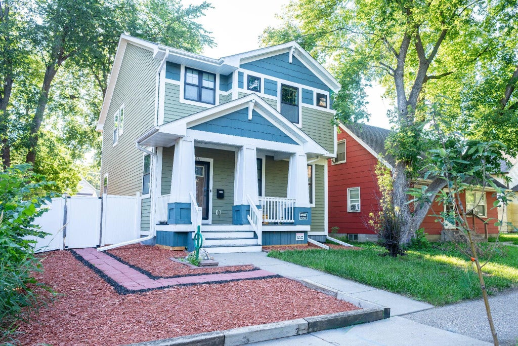Photo of 2611 James Avenue N, Minneapolis, MN 55411 (MLS # 7115948)