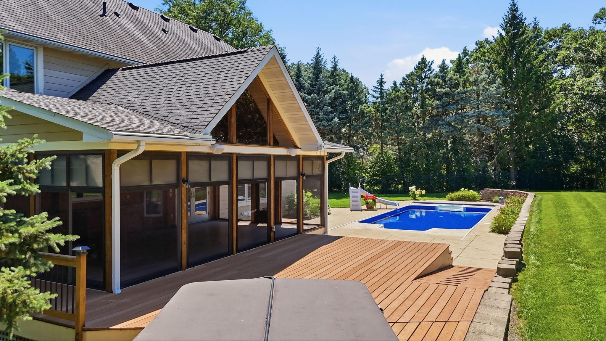 869 Mendakota Court