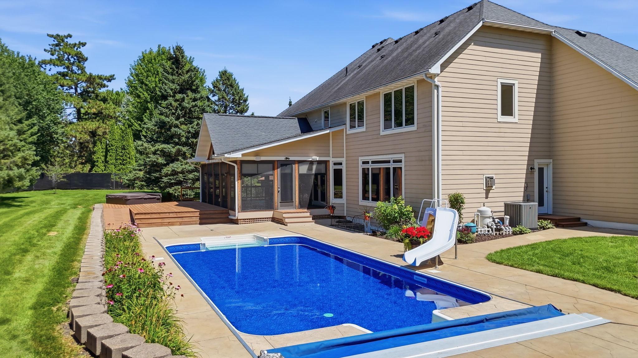 869 Mendakota Court
