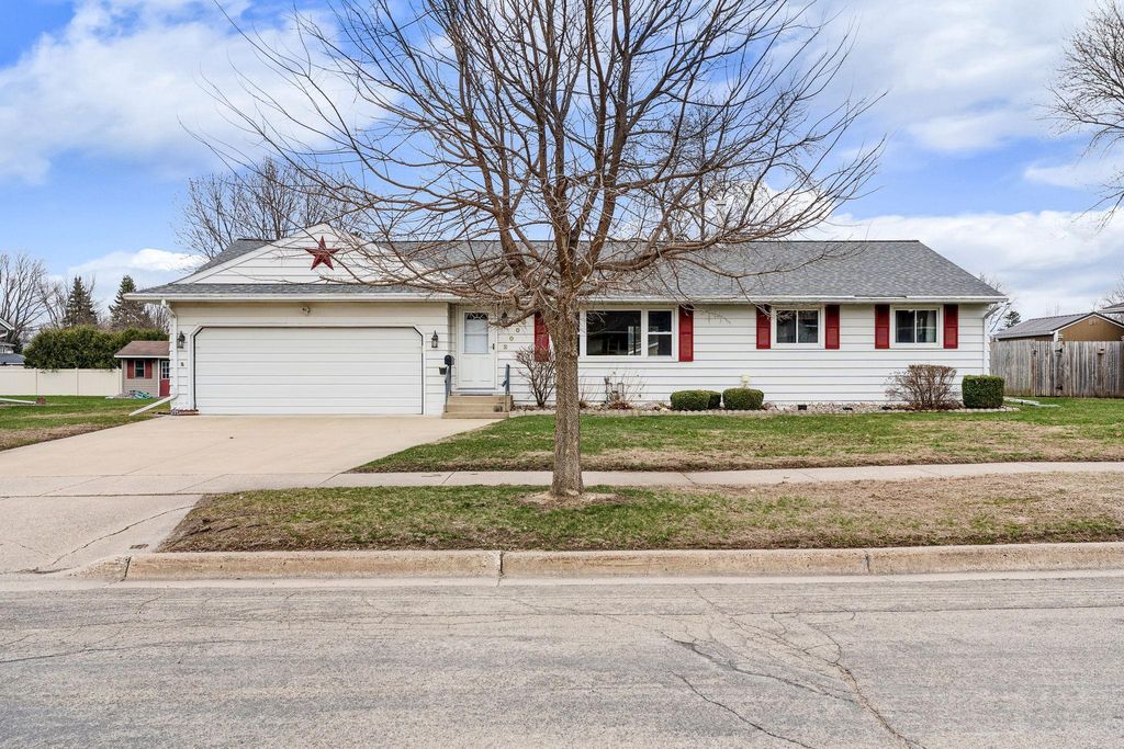 Photo of 2005 11th Street SW, Austin, MN 55912 (MLS # 7050704)