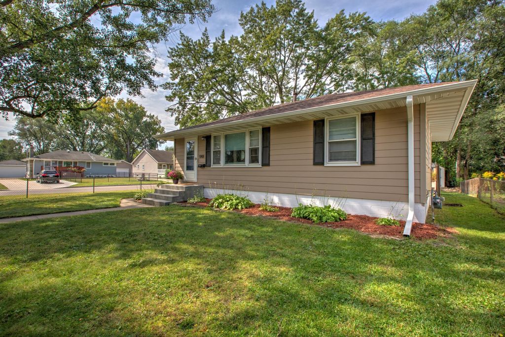 Photo of 5901 Idaho Avenue N, Crystal, MN 55428 (MLS # 7008737)