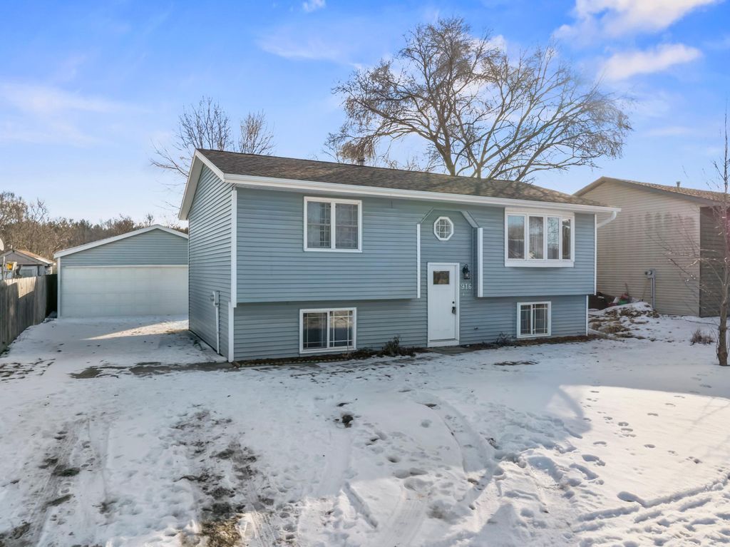Photo of 916 E Village Circle SE, Rochester, MN 55904 (MLS # 6825017)