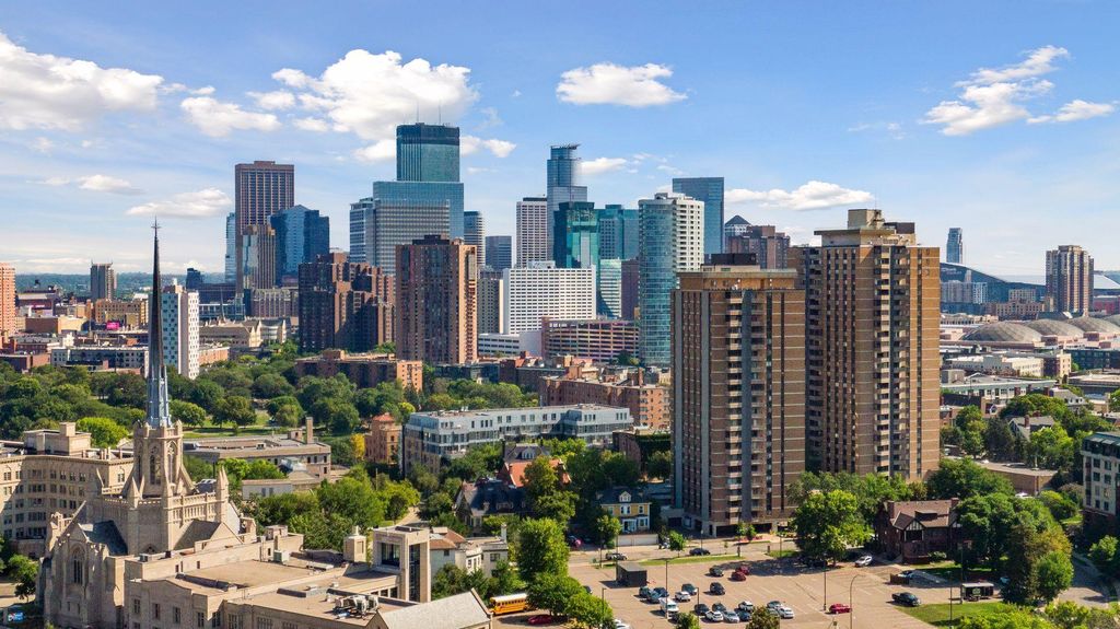 Photo of 400 Groveland Avenue #914, Minneapolis, MN 55403 (MLS # 7033680)