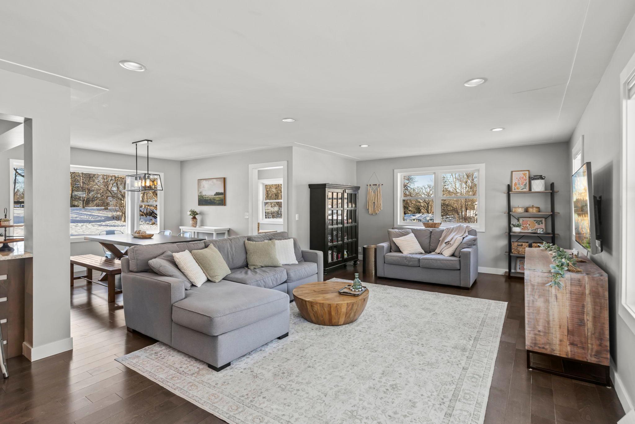 605 Kingsview Lane N