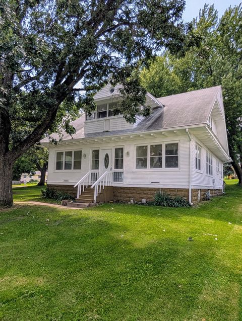 Photo of 714 Main Street, Emmons, MN 56029 (MLS # 6768622) Photo of 714 Main Street, Emmons, MN 56029 (MLS # 6768622)