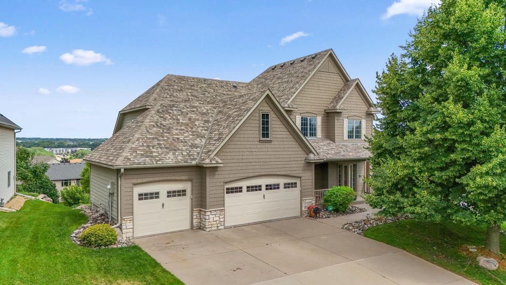 Photo of 3020 Carey Heights Drive, Maplewood, MN 55109 (MLS # 7000111)