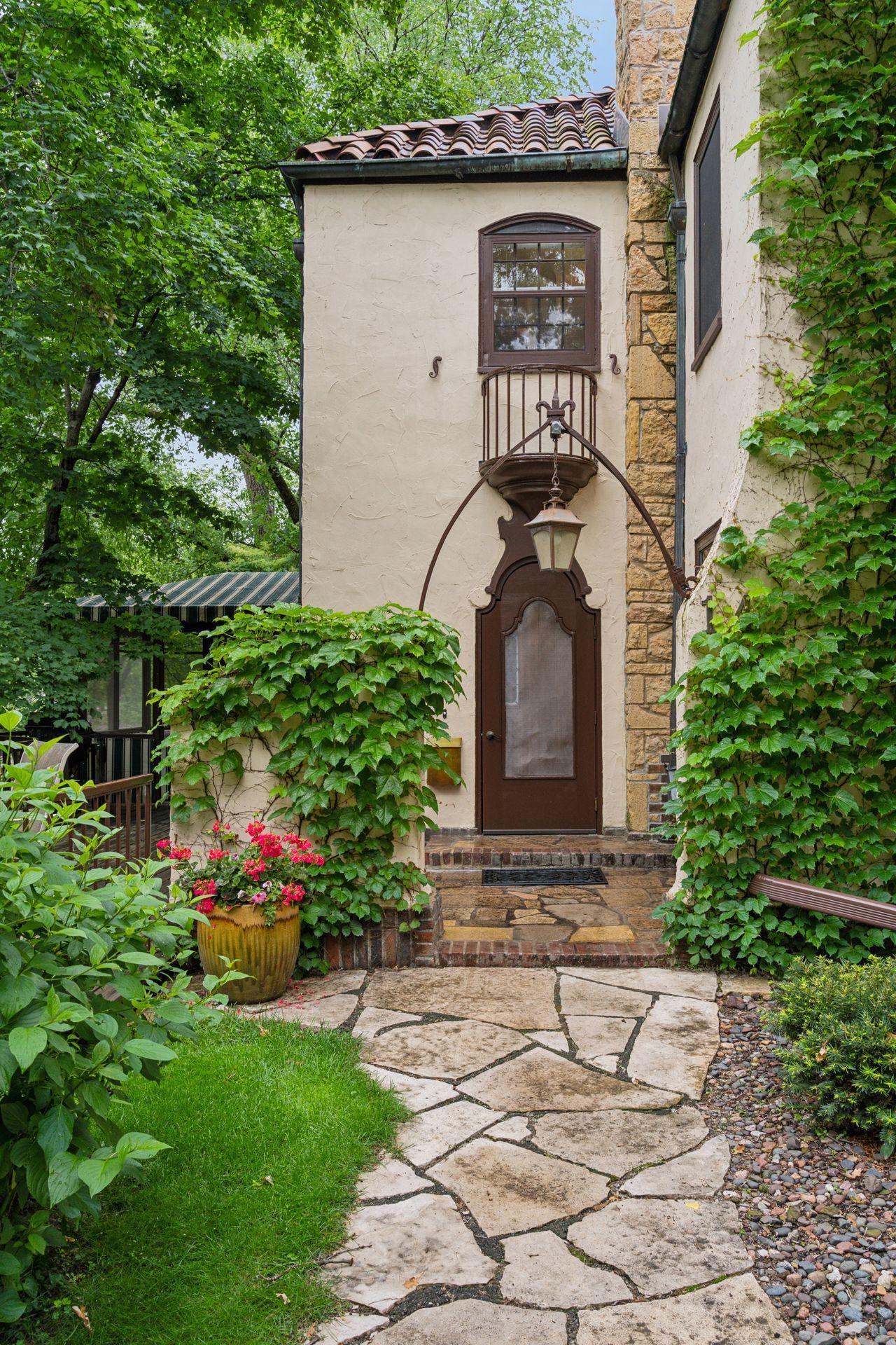 14 Benhill Road
