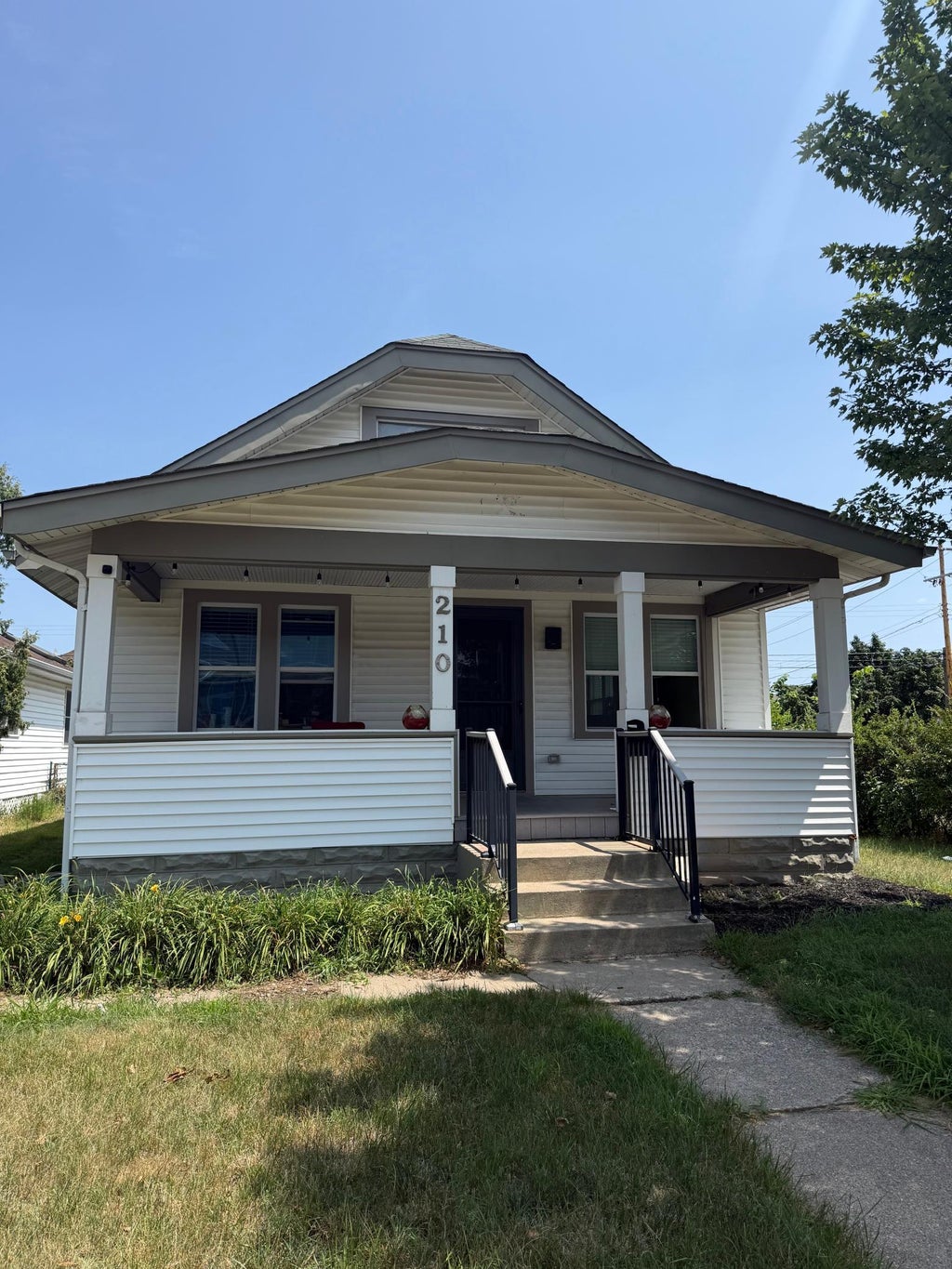 Photo of 210 6th Avenue N, South Saint Paul, MN 55075 (MLS # 7115788)