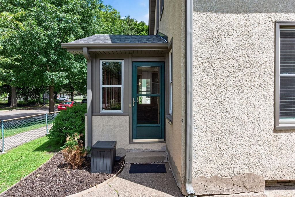 Photo of 998 Woodbridge Street, Saint Paul, MN 55117 (MLS # 7101064)