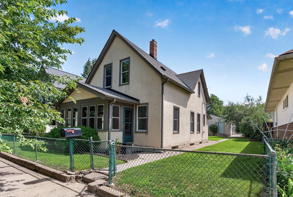 Photo of 998 Woodbridge Street, Saint Paul, MN 55117 (MLS # 7101064)