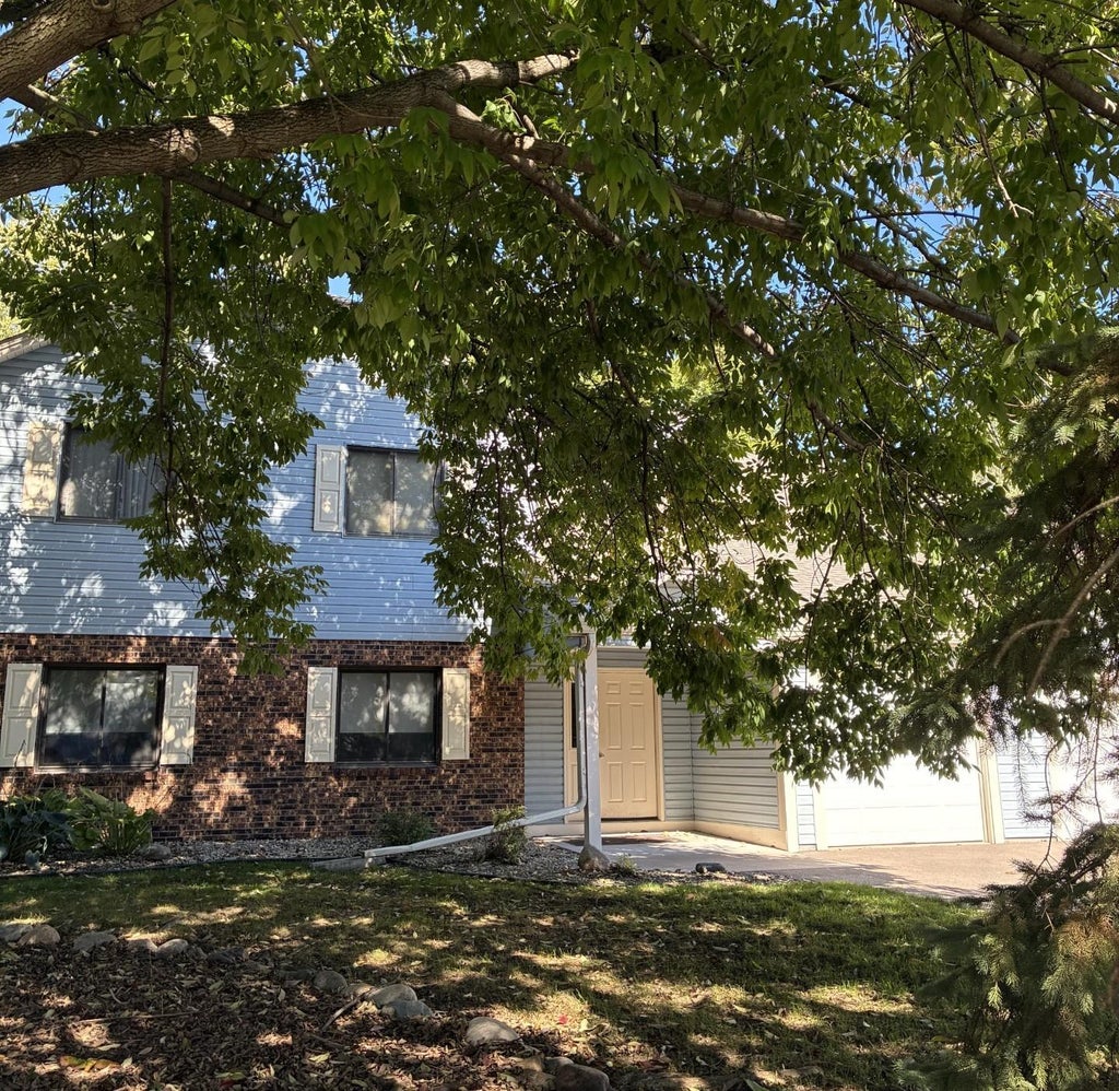 Photo of 997 Heritage Court E, Vadnais Heights, MN 55127 (MLS # 7149549)