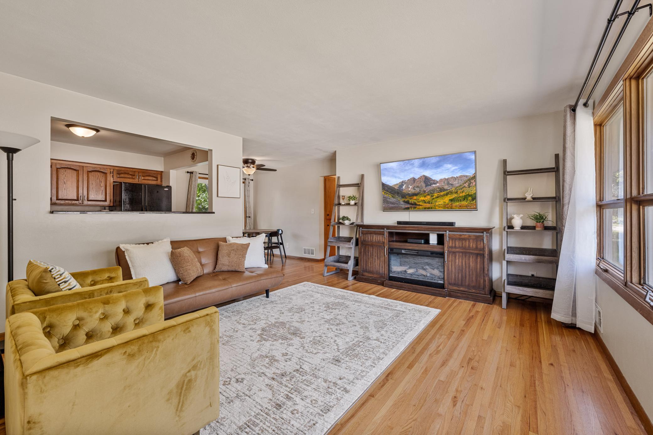 752 Sherren Street W
