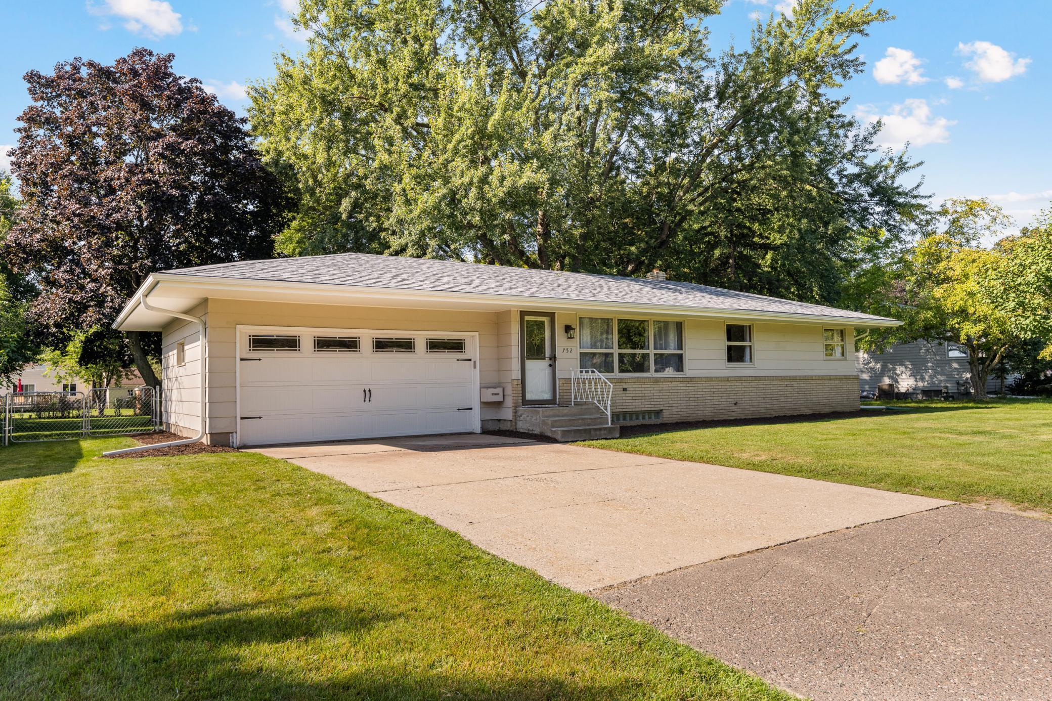 752 Sherren Street W