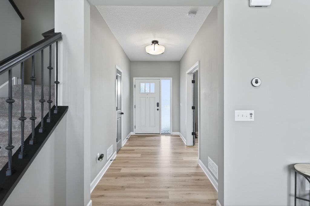 Photo of 1999 Red Oak Path, Shakopee, MN 55379 (MLS # 7004632)