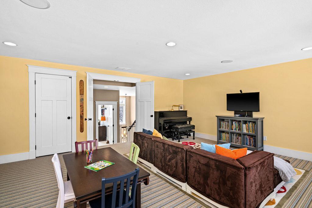 Duluth, Minnesota, 55803, United States, 6 Bedrooms Bedrooms, ,5 BathroomsBathrooms,Residential,Active,2026336