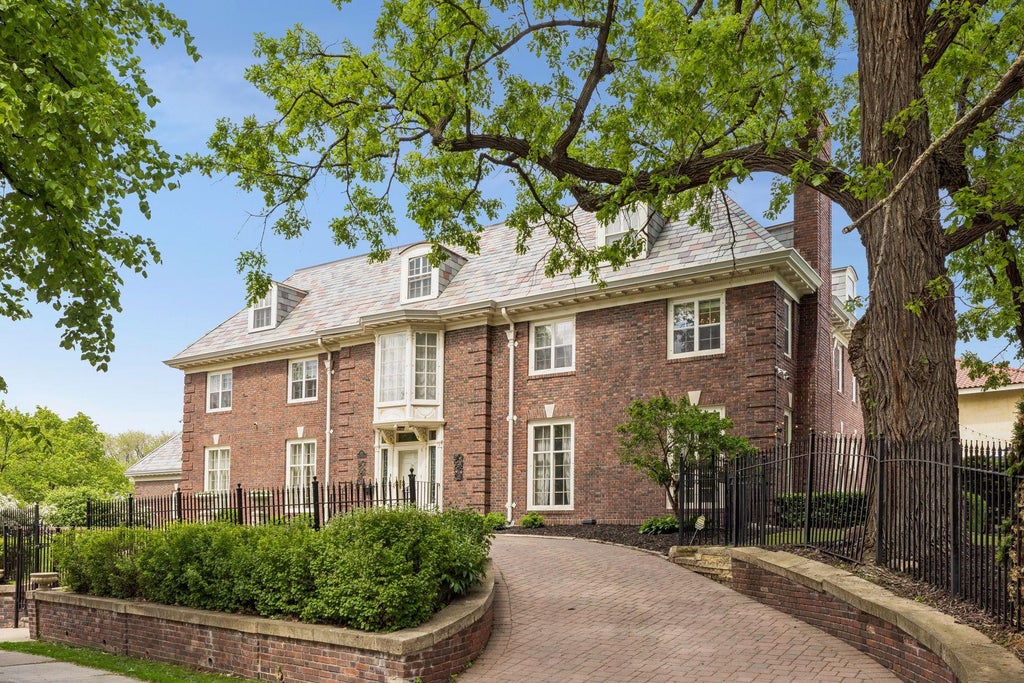 Photo of 1122 Mount Curve Avenue, Minneapolis, MN 55403 (MLS # 7144280)