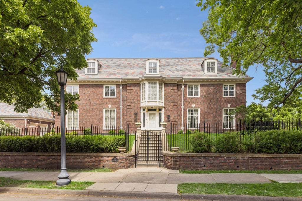 Photo of 1122 Mount Curve Avenue, Minneapolis, MN 55403 (MLS # 7144280)
