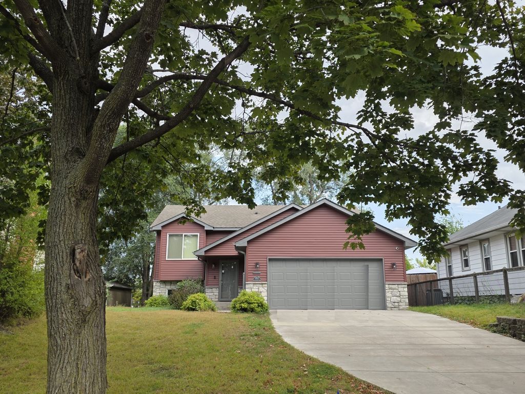 Photo of 1012 Livingston Avenue, West Saint Paul, MN 55118 (MLS # 6791171)