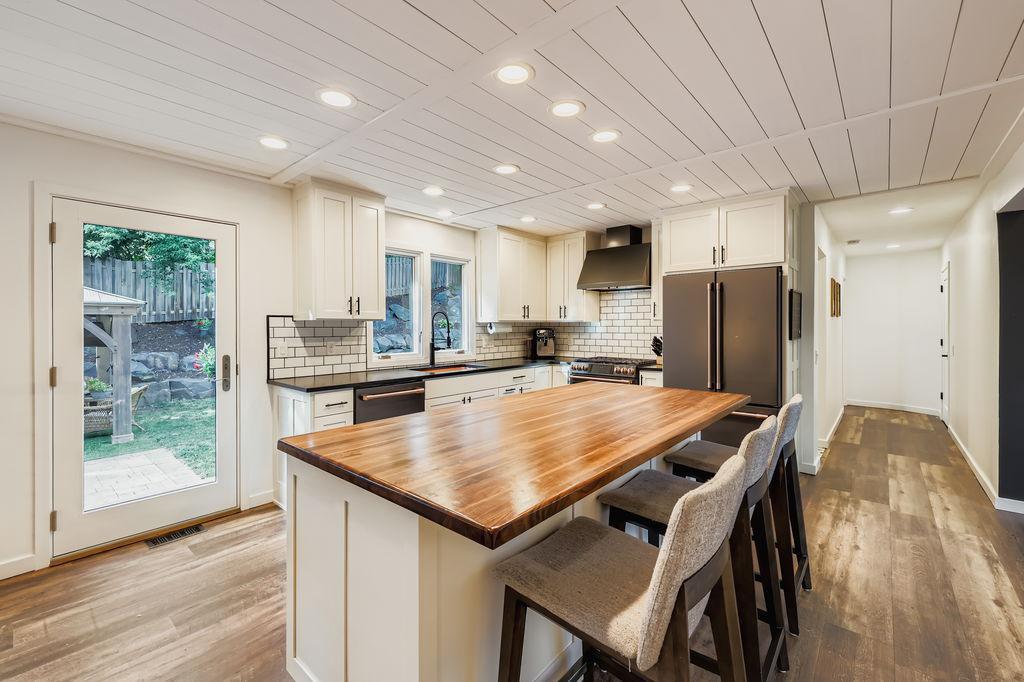 1410 June Avenue S