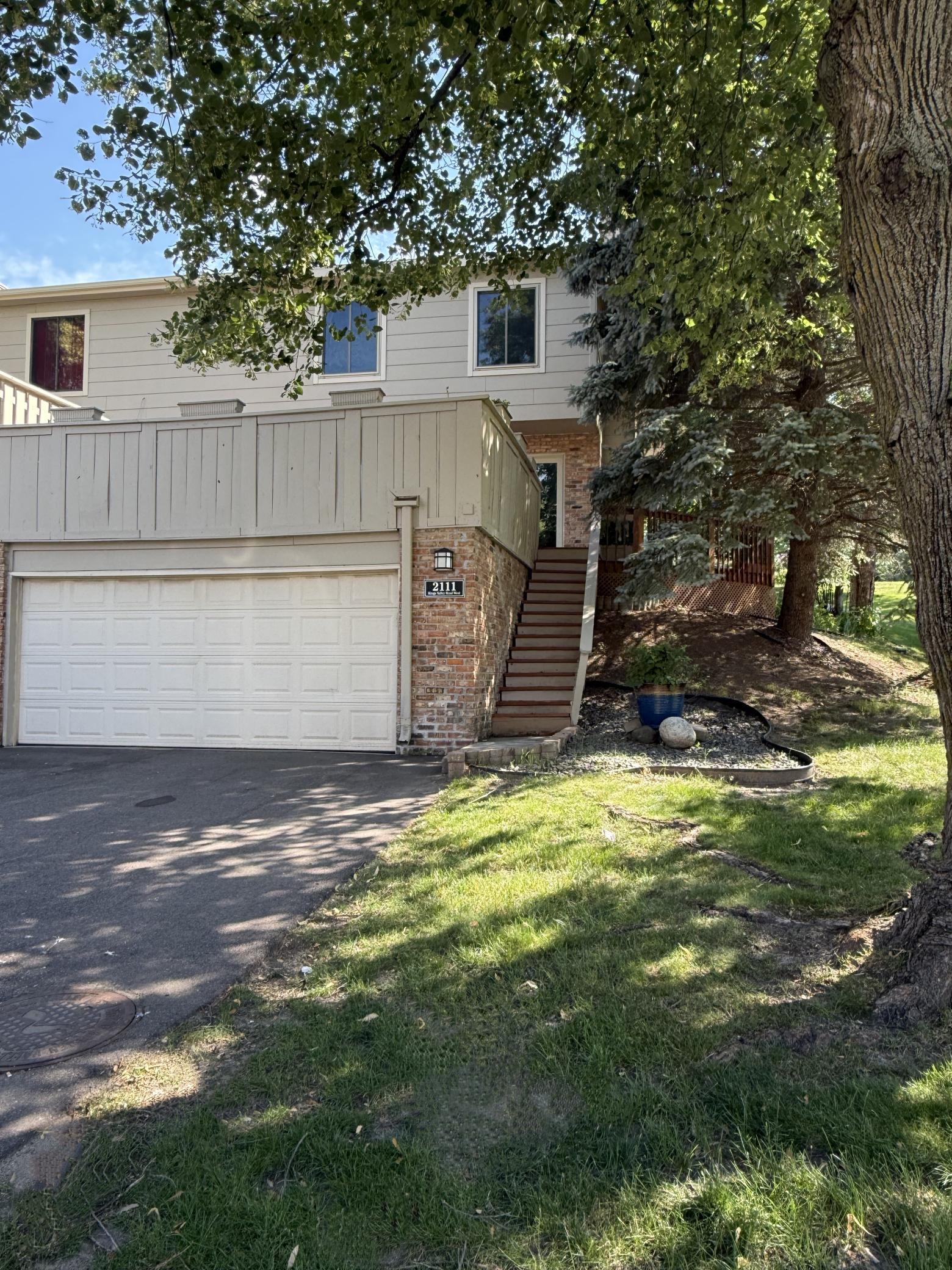 2111 Kings Valley Road W