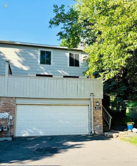 2111 Kings Valley Road W