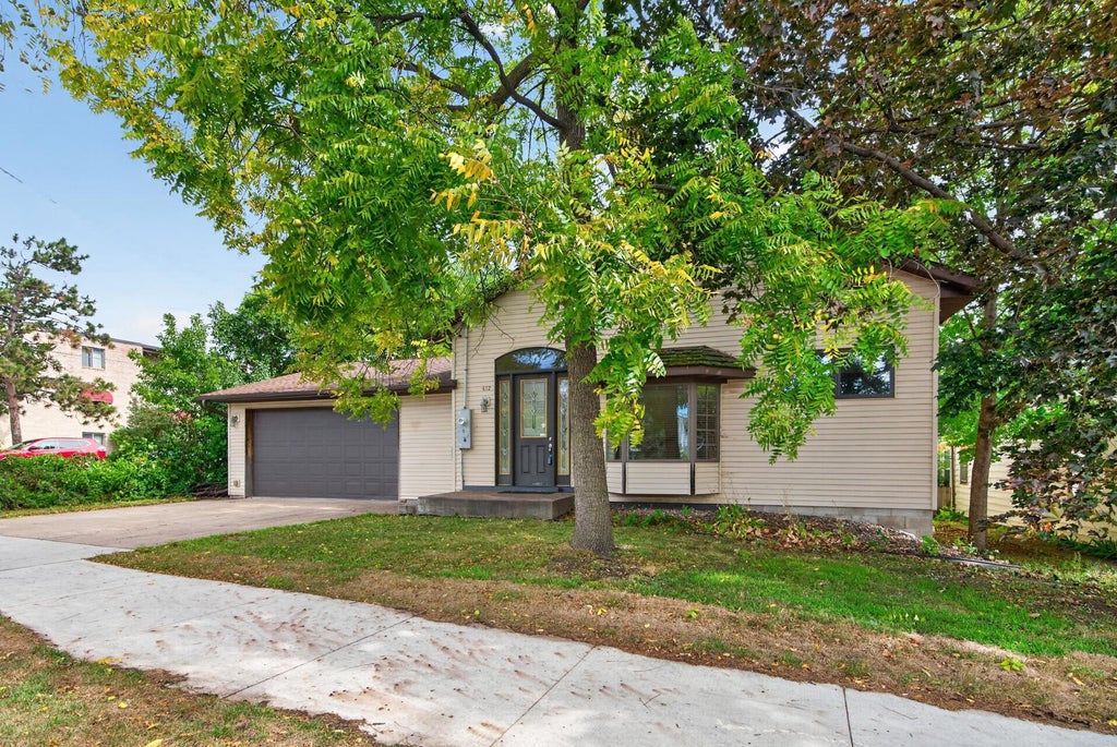 Photo of 412 Hazel Street N, Saint Paul, MN 55119 (MLS # 7145330)